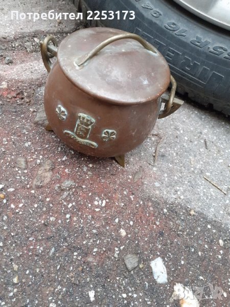 Малък меден съд с бронзова дръжка, снимка 1