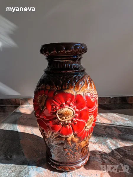 Немска керамична ваза с цветя. Артистична декорация за дома. , снимка 1