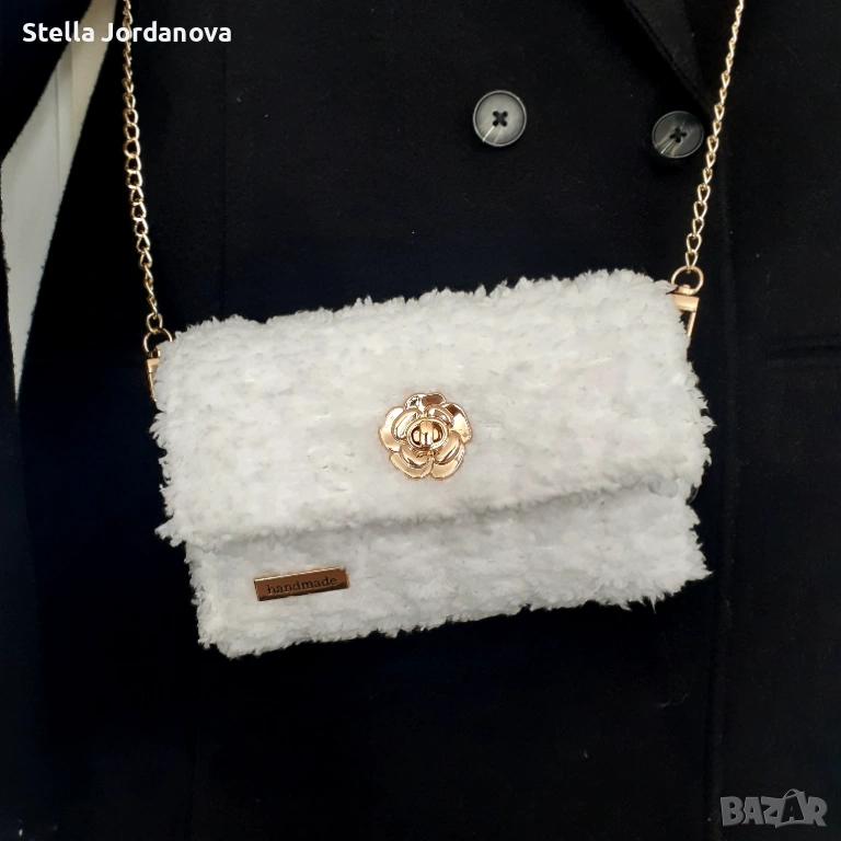 👜 Ръчно изработена бяла плюшена чанта със златни акценти, снимка 1