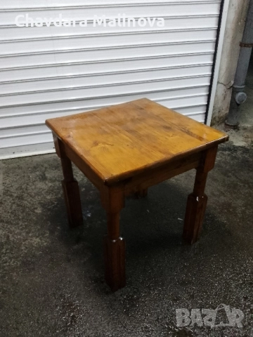 Масивна дървена маса