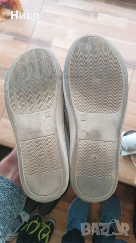 Детски сиви кецове с пчеличка, снимка 2 - Кецове - 52315571