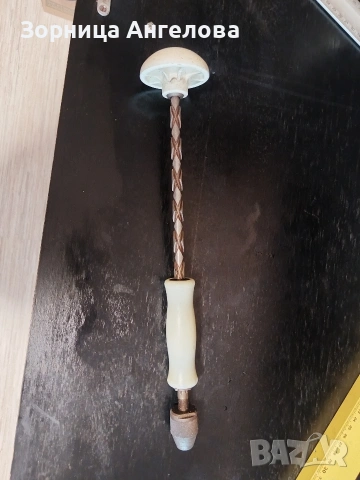 Стар ръчен свредел – ретро инструмент. 