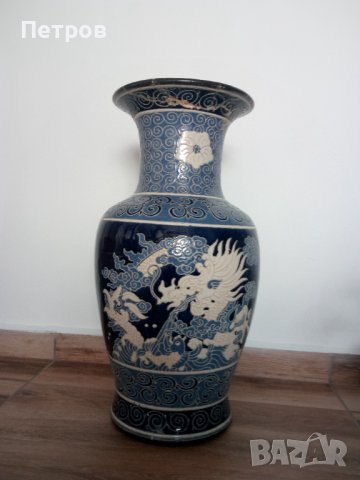 Продавам голяма,стара и красива, китайска ваза(гърловината-забележка)