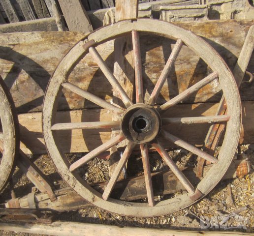 старо Колело от каруца и колело за полилей със синджири