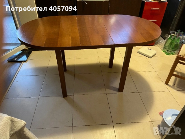 Продавам дървена сгъваема маса за хранене.
