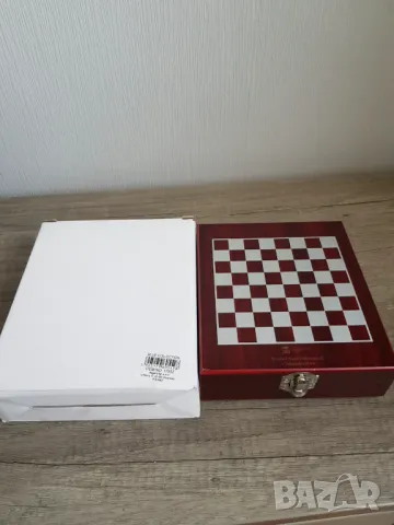 КОМПЛЕКТ АКСЕСОАРИ ЗА ВИНО В ДЪРВЕНА КУТИЯ И СЕТ ЗА ШАХ, снимка 1