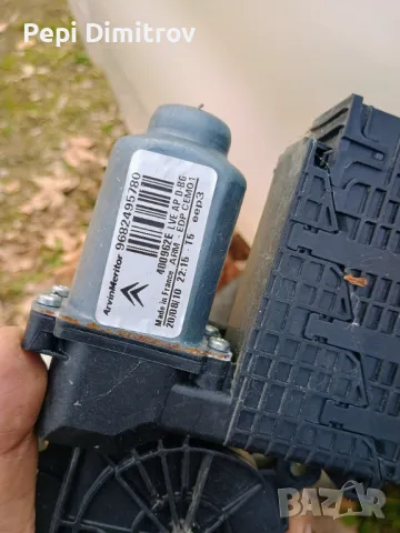 Citroën C4 Picasso Моторче за преден десен прозорец 9682495780 , снимка 3 - Части - 49300329