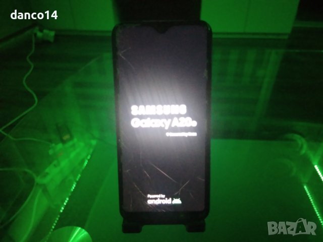 Работещ оригинален телефон Самсунг  А20е с напукано стъкло, снимка 1 - Samsung - 40375433