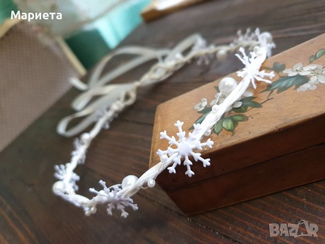Бял нежен венец за глава със снежинки Коледен венец за глава Венче за глава  Венец за коса , снимка 2 - Аксесоари за коса - 38790913