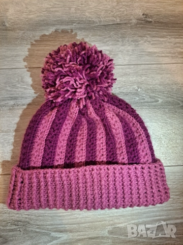 Ръчно плетена шапка двуцветна модел снежинки, снимка 2 - Шапки - 52693193