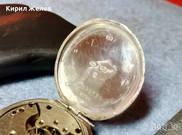 Стар ШВЕЙЦАРСКИ СРЕБЪРЕН ДЖОБЕН ЧАСОВНИК СРЕБРО 925 с КРАСИВО РЪЧНО ОРНАМЕНТИРАН КОРПУС иКАПАК 48389, снимка 10 - Джобни - 48035455