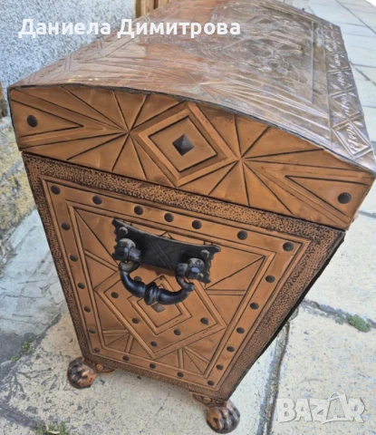 Масивен сандък с меден обков, релефни гръцки мотиви, снимка 3 - Антикварни и старинни предмети - 51269757
