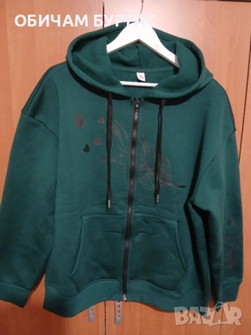 3xl НОВ ТОПЪЛ СУИТШЪР В МАСЛЕНО ЗЕЛЕН ЦВЯТ С ЦИП,КАЧУЛКА И ЩАМПА ОТПРЕД И НА ЛЕВИЯ РЪКАВ, снимка 2 - Блузи с дълъг ръкав и пуловери - 52426627