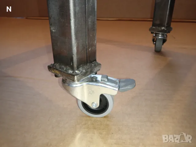 Маса с масивен дървен плот - подвижна метална основа на колела 250 лв., снимка 4 - Маси - 47698642