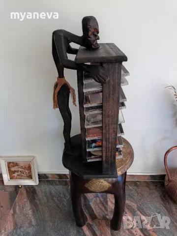 Шкаф за 26 бр. музикални дискове. Ръчно изработена дърворезба на шаман . , снимка 6 - Шкафове - 48854517