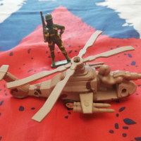 Декоративни хеликоптер и фигура на войник, снимка 1 - Фигурки - 44517962