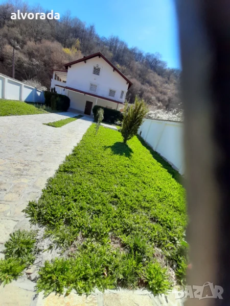 Масивна самостоятелна завършена тухлена триетажна къща с покрив метални керемиди, с гараж , снимка 1