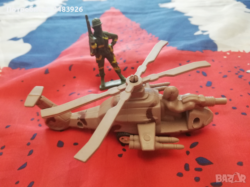 Декоративни хеликоптер и фигура на войник, снимка 1