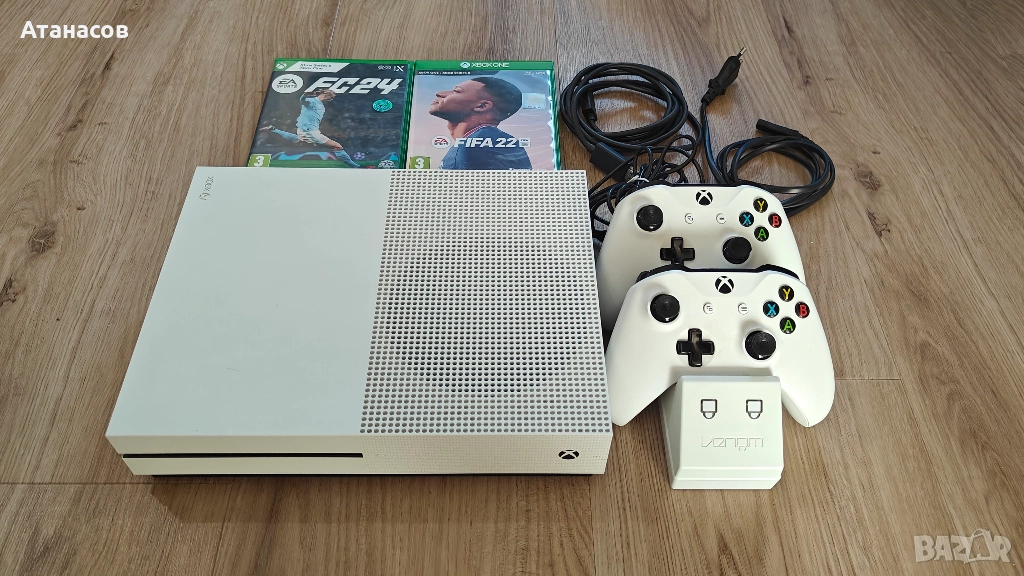 Конзола Xbox One S 500GB, 2 джойстика, 2 игри, снимка 1