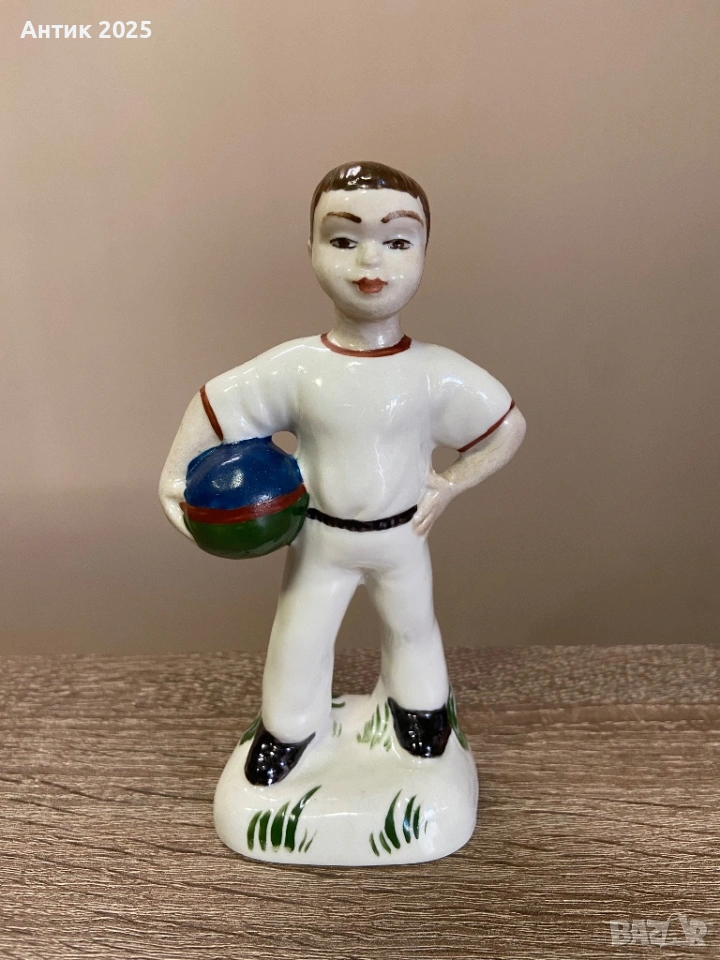 Винтидж порцеланова статуетка „Момче с топка“, СССР, снимка 1
