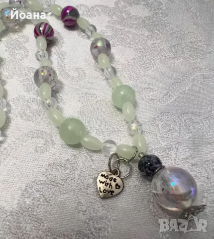 Ръчно изработен комплект бижута от мъниста светещи в тъмното  - гердан, обеци и гривна, снимка 2 - Бижутерийни комплекти - 48452254