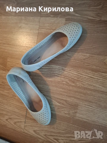 Затворени перфориранни бежово обувки 