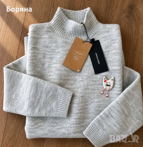 Vero Moda нов с етикет пуловер-поло с брошка