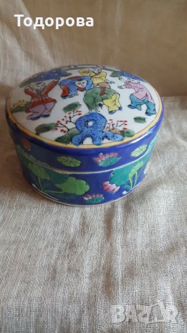 Порцеланова японска кутия за бижута, снимка 1 - Антикварни и старинни предмети - 30161923