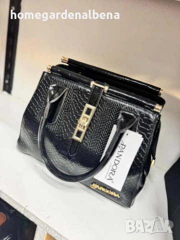 Дамска чанта лачена еко кожа крокодилска щампа черна златни детайли