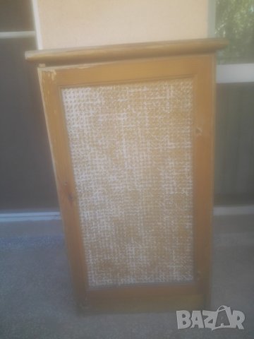 Шкафче с врата, масив