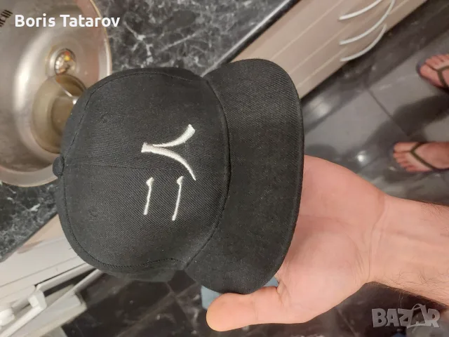 Продавам шапка с козирка