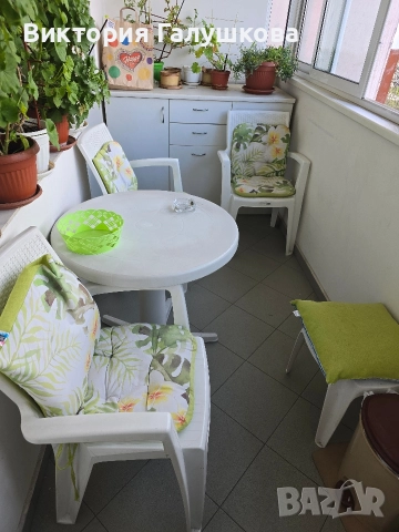Пластмасова маса с 3 стола и табуретка
