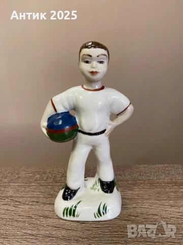 Винтидж порцеланова статуетка „Момче с топка“, СССР