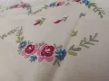 Покривка за маса тип тишлайфер с бродирани флорални мотиви, снимка 4
