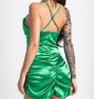 Къса зелена сатенена рокля