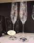 Двойка сватбени чаши за шампанско със златен орнамент, снимка 1 - Сватбени аксесоари - 32197201