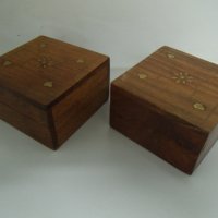 № 6456 две стари дървени кутийки  - с орнаменти  - метални набивки  - размер 10 / 10 / 5,7 см , снимка 4 - Други ценни предмети - 37693553