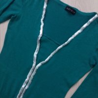 Зелена блуза със сребристи пайети около деколтето , снимка 2 - Блузи с дълъг ръкав и пуловери - 31046645