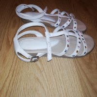 Бели сандалки, снимка 2 - Детски сандали и чехли - 37188111