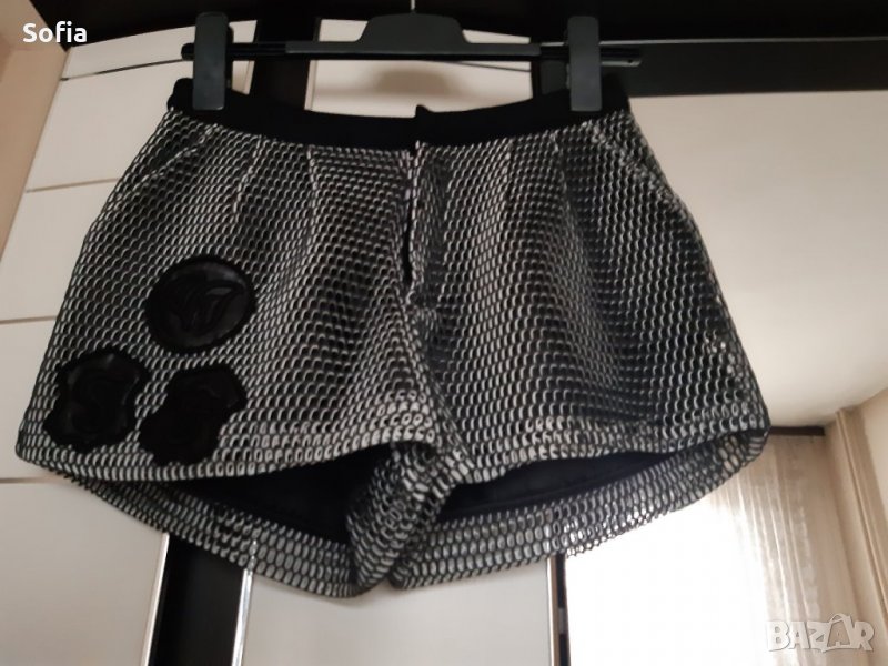 Бутик модел ефектни къси панталони изк.кожа с декоративни 3Д цветя бродерия, снимка 1