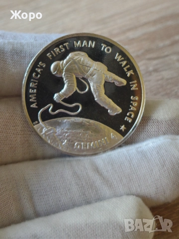 Монета (плакет) "Първият човек на Луната"