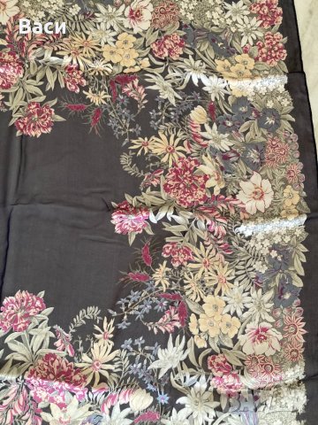 Valentino копринен шал, снимка 2 - Шалове - 42167976