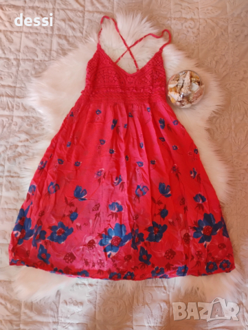 Цикламена рокличка на сини цветя