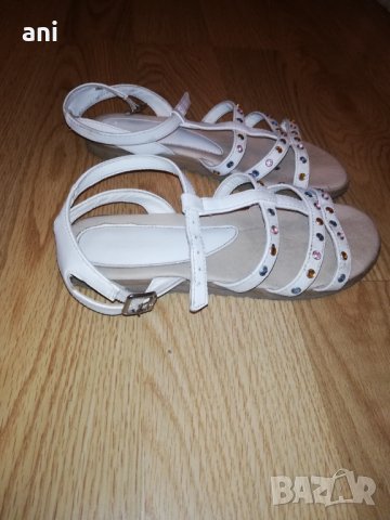 Бели сандалки, снимка 2 - Детски сандали и чехли - 37188111