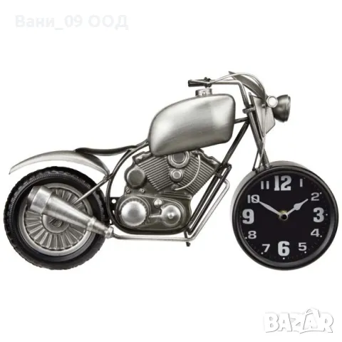 Красив часовник във формата на мотор 