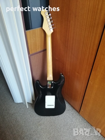 Електрическа китара Rocktile с кубе 15 W и свързващ аудио кабел , снимка 5 - Китари - 52913722