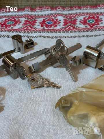 Нови ключалки за плъзгащи се стъклени врати и витрини (мебелни брави за стъкло) 1975г, снимка 2 - Секции и витрини - 55909610