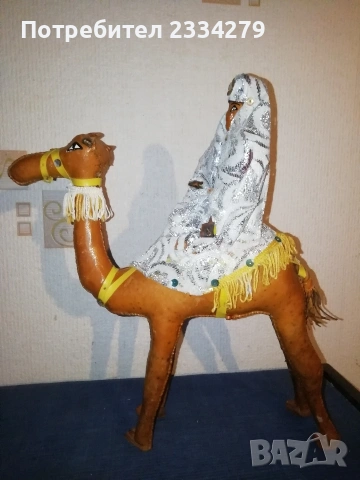 Винтидж ръчно изработена статуя от кожа ,,Арабска жена на камила"
