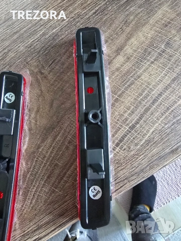 Рефлектори задна броня Toyota Prius+ (2011-2021), снимка 4 - Части - 54254356