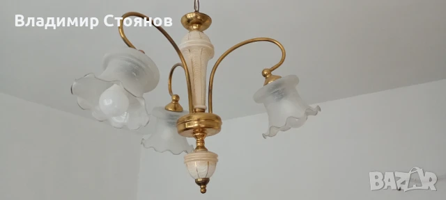 Елегантен винтидж полилей с три абажура – месинг и матово стъкло, снимка 3 - Полилеи - 50674378